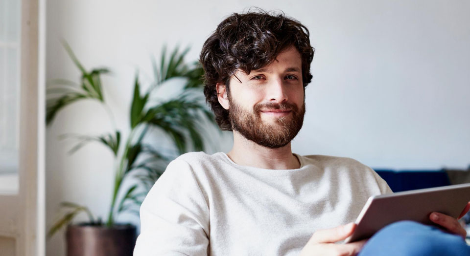 Mann mit Tablet